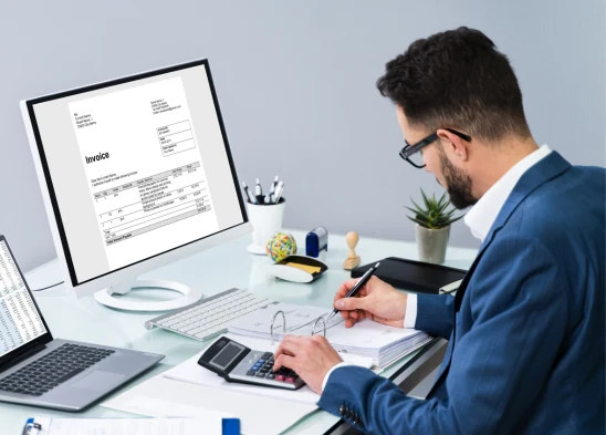 Profissional da Madao analisando documentos